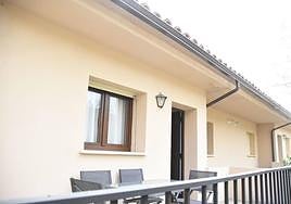 La consejera de Cultura, Turismo y Deportes, Nuria Flores Redondo, ha visitado este viernes el camping Sierra de Gata.