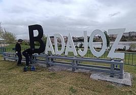 Operarios trabajando esta mañana en la colocación de las letras.