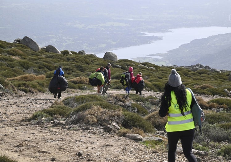 Parapentistas de camino a la pista.