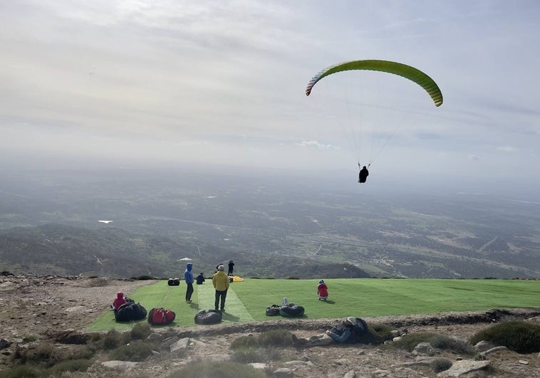 Un parapentista despega desde la pista recién inaugurada, mientras otros esperan, el pasado jueves.