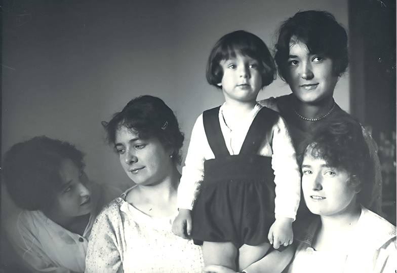 Tres hermanas (Berta, María y Francisca), hijas del famoso bodeguero riojano López Heredia, se casaron con tres hermanos De Buen (Sadí, Fernando y Rafael)