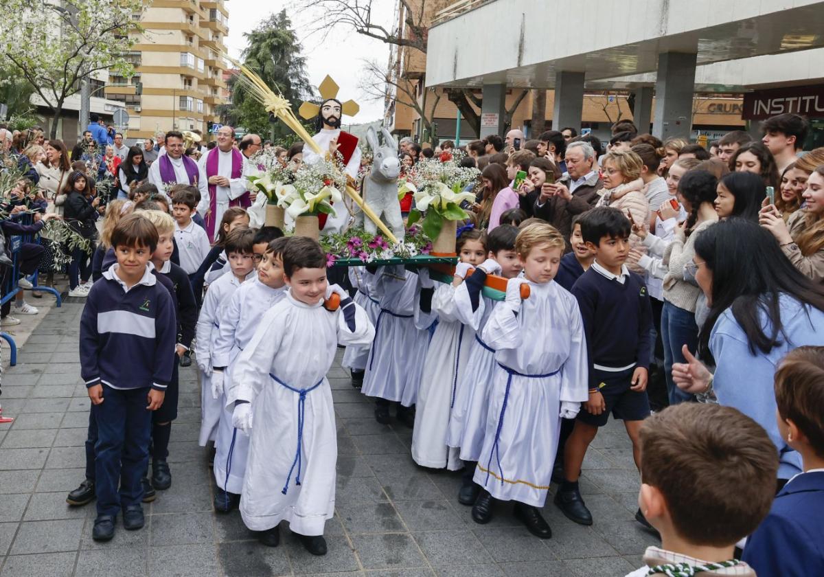 Las Carmelitas se anticiparon ayer al Domingo de Ramos y celebraron su particular desfile de 'La Burrina'. Asistió el obispo, Jesús Pulido. Recorrido de la procesión de hoy de la cofradía del Humilladero.