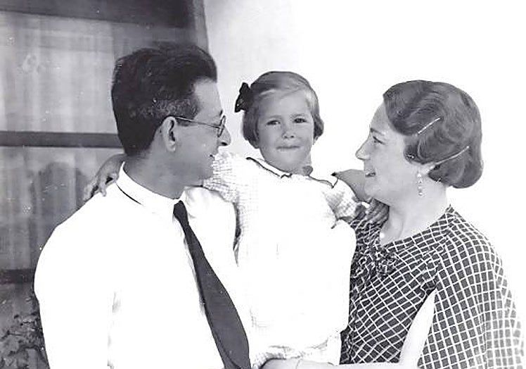 Eliseo y su mujer Carmen Lladó con su hija Maricel, poco antes de que Eliseo fuera encarcelado tres años en Cáceres.