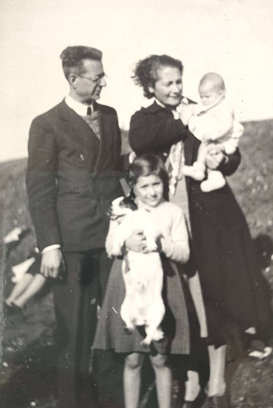 Eliseo y Carmen con sus dos hijas: Maricel y la pequeña Nuri. Después de que Eliseo saliera de la cárcel la familia vivió vigilada en Hoyos y Casas del Castañar.