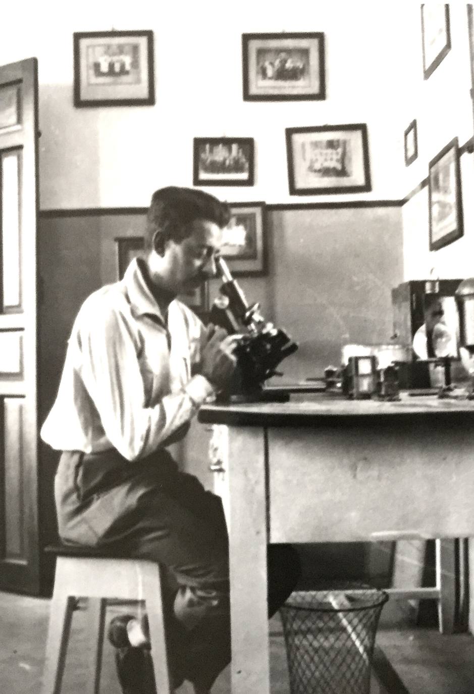 Eliseo coordinó los dispensarios antipalúcidos de la provincia de Cáceres y dirigió el Instituto Antipalúdico de Navalmoral.