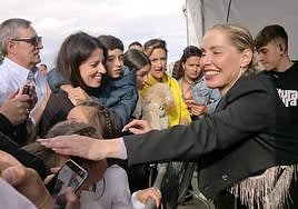 Soraya Arnelas saludó, se hizo fotos y firmó autógramos a todas las personas que quisieron tener un recuerdo con ella.