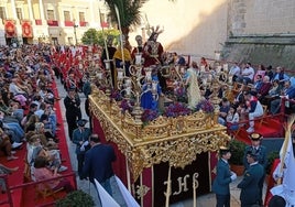 Cristo Rey entra en la carrera oficial de Badajoz, que rodea la Catedral.