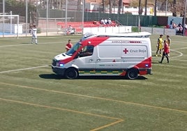Una ambulancia tuvo que entrar en el campo.