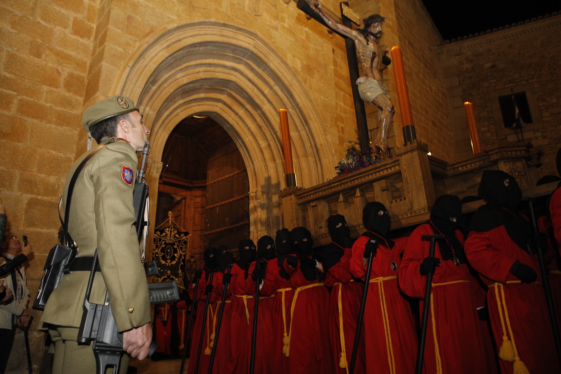 El Cristo de las Batallas saliendo de la concatedral.