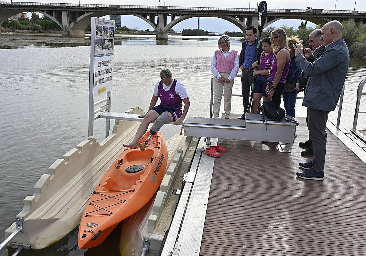 Lorena Aragüete, del equipo español de paracanoe, prueba el pantalán de Badajoz.