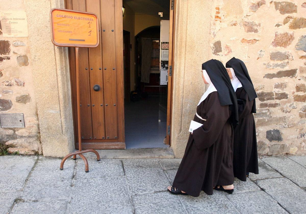 Monjas entrando en un colegio electoral de Cáceres en unas elecciones anteriores.