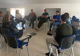 Maribel Carval, de azul, enfrente, junto al grupo que se reunió en la biblioteca.