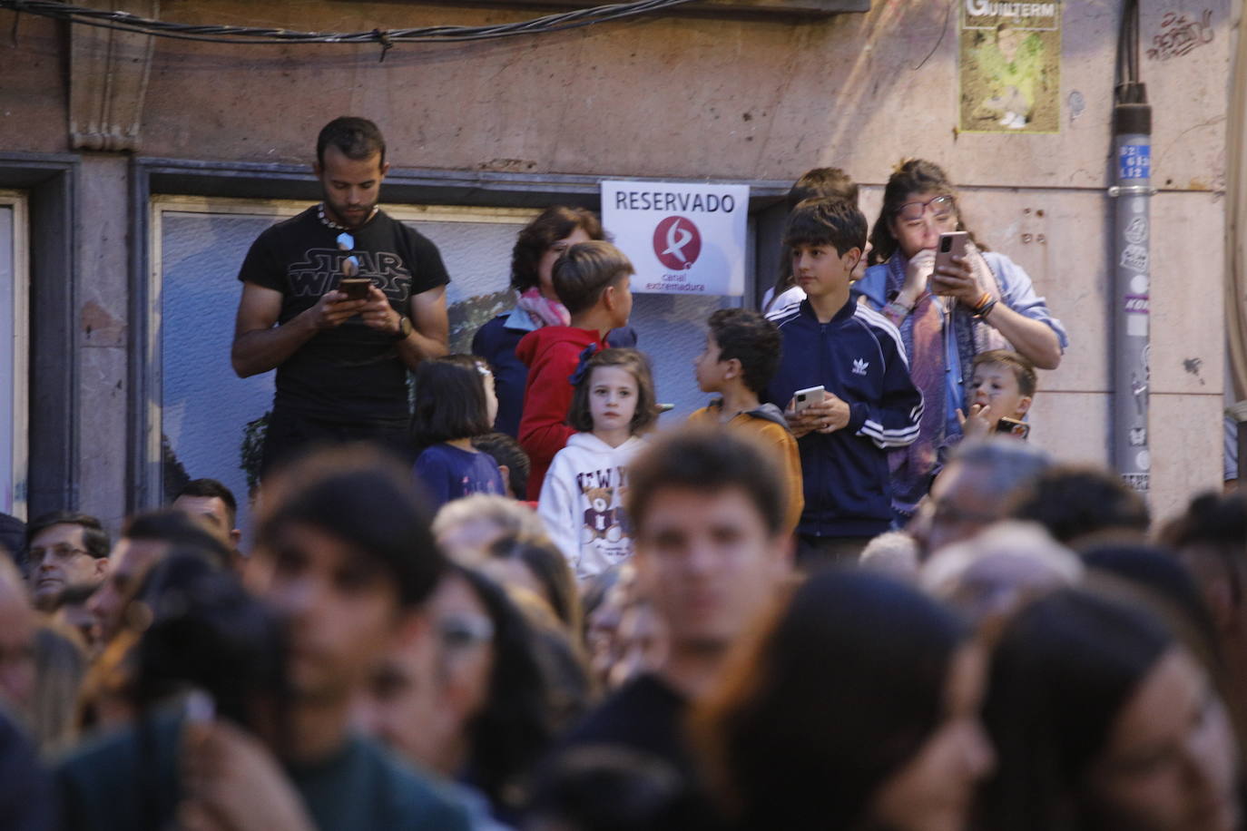 Cofradía de los Ramos con la imagen del Cristo de la Buena Muerte (siglo XVII) y de la Virgen de la Esperanza (1949). La procesión ha partido desde la parroquia de San Juan.