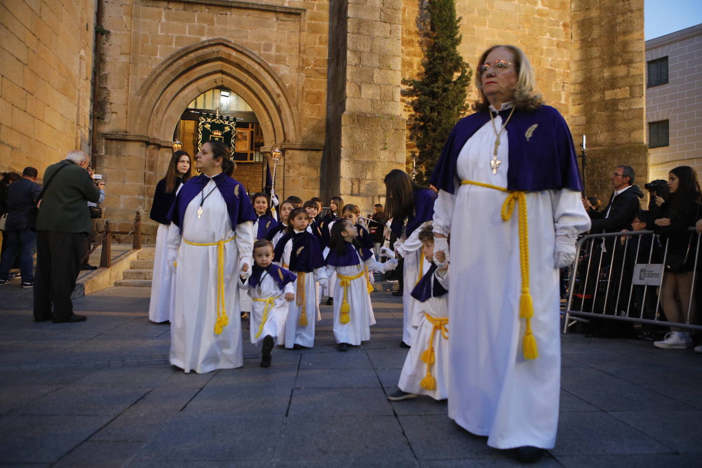 Cofradía de los Ramos con la imagen del Cristo de la Buena Muerte (siglo XVII) y de la Virgen de la Esperanza (1949). La procesión ha partido desde la parroquia de San Juan.