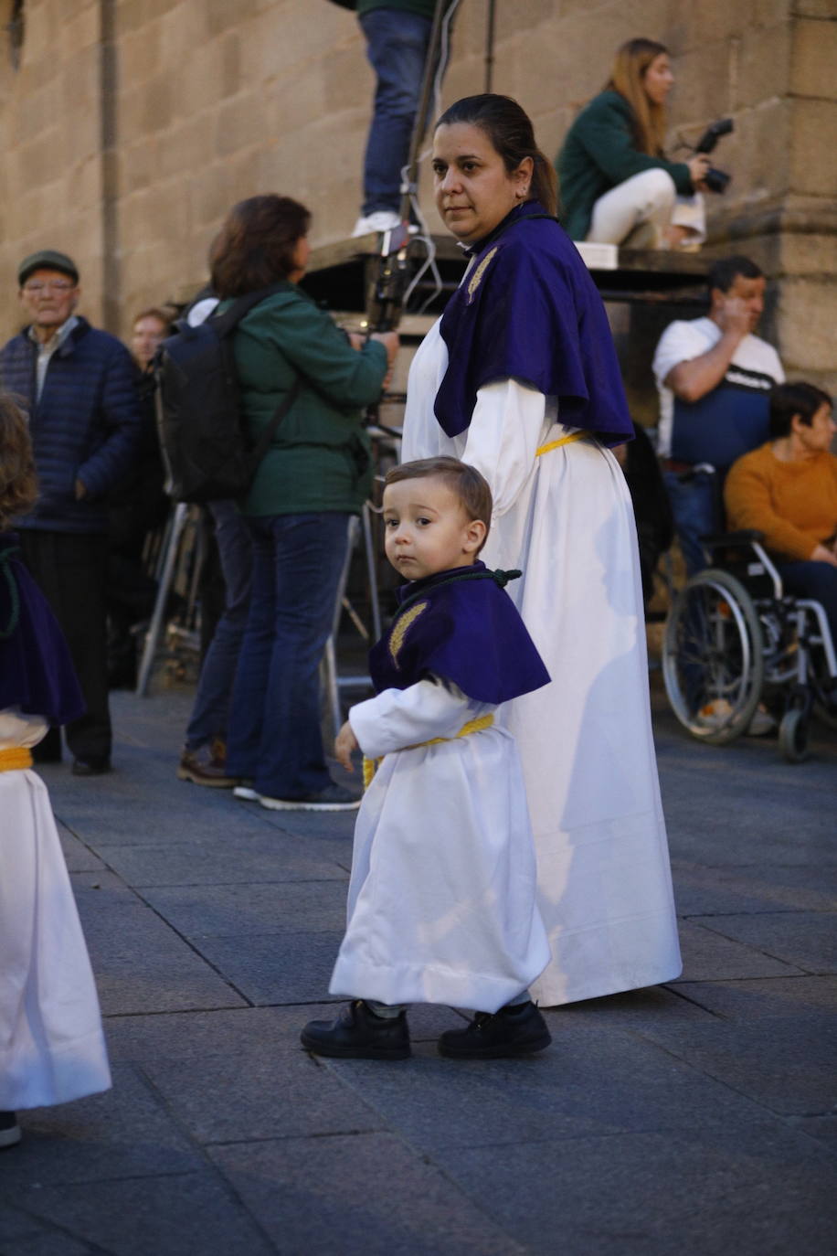 Cofradía de los Ramos con la imagen del Cristo de la Buena Muerte (siglo XVII) y de la Virgen de la Esperanza (1949). La procesión ha partido desde la parroquia de San Juan.