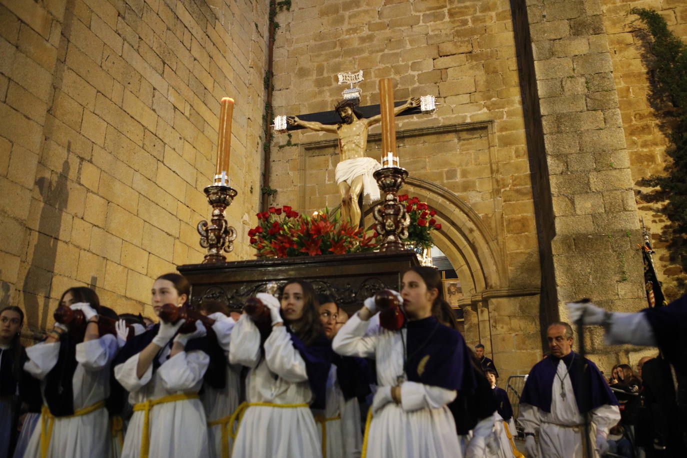 Cofradía de los Ramos con la imagen del Cristo de la Buena Muerte (siglo XVII) y de la Virgen de la Esperanza (1949). La procesión ha partido desde la parroquia de San Juan.