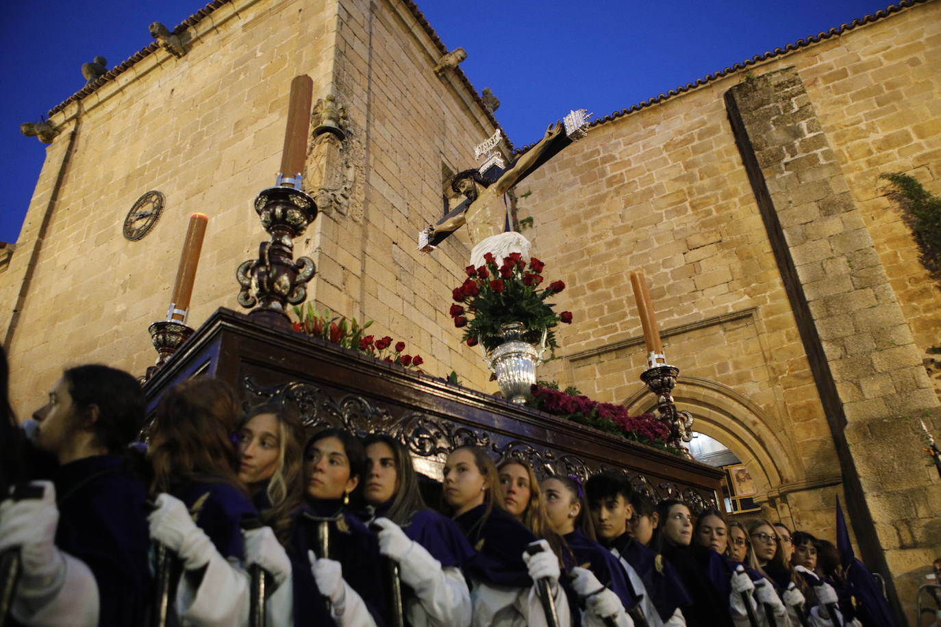 Cofradía de los Ramos con la imagen del Cristo de la Buena Muerte (siglo XVII) y de la Virgen de la Esperanza (1949). La procesión ha partido desde la parroquia de San Juan.