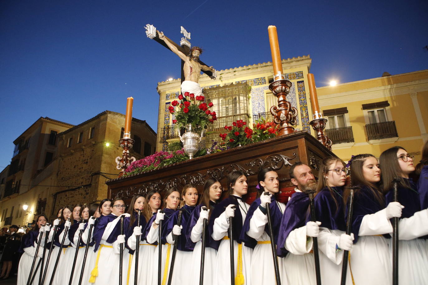 Cofradía de los Ramos con la imagen del Cristo de la Buena Muerte (siglo XVII) y de la Virgen de la Esperanza (1949). La procesión ha partido desde la parroquia de San Juan.