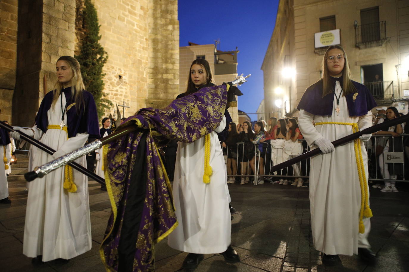Cofradía de los Ramos con la imagen del Cristo de la Buena Muerte (siglo XVII) y de la Virgen de la Esperanza (1949). La procesión ha partido desde la parroquia de San Juan.