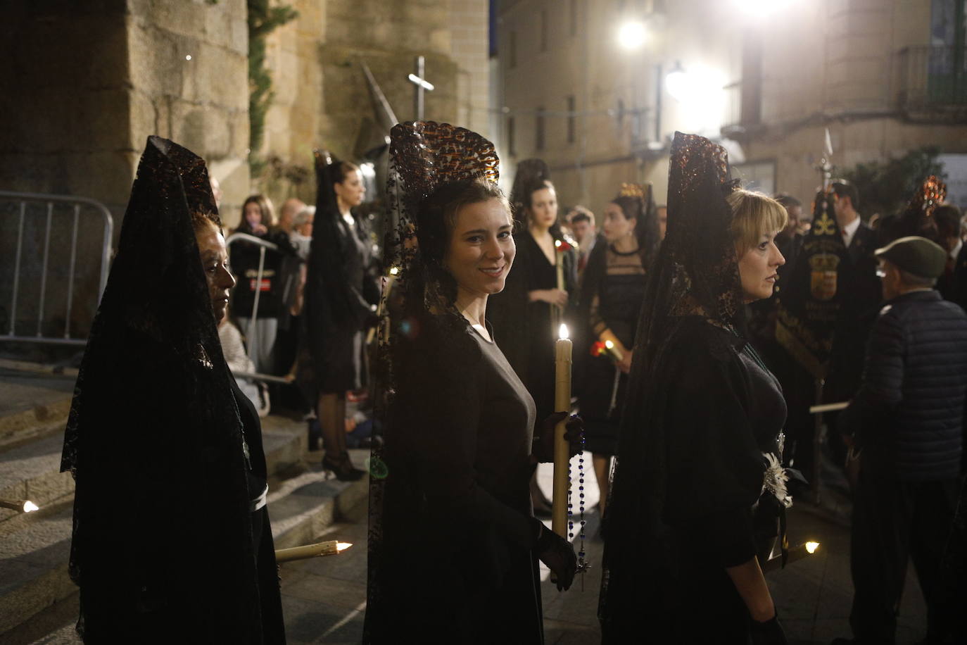 Cofradía de los Ramos con la imagen del Cristo de la Buena Muerte (siglo XVII) y de la Virgen de la Esperanza (1949). La procesión ha partido desde la parroquia de San Juan.