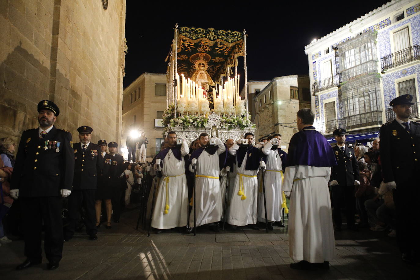 Cofradía de los Ramos con la imagen del Cristo de la Buena Muerte (siglo XVII) y de la Virgen de la Esperanza (1949). La procesión ha partido desde la parroquia de San Juan.