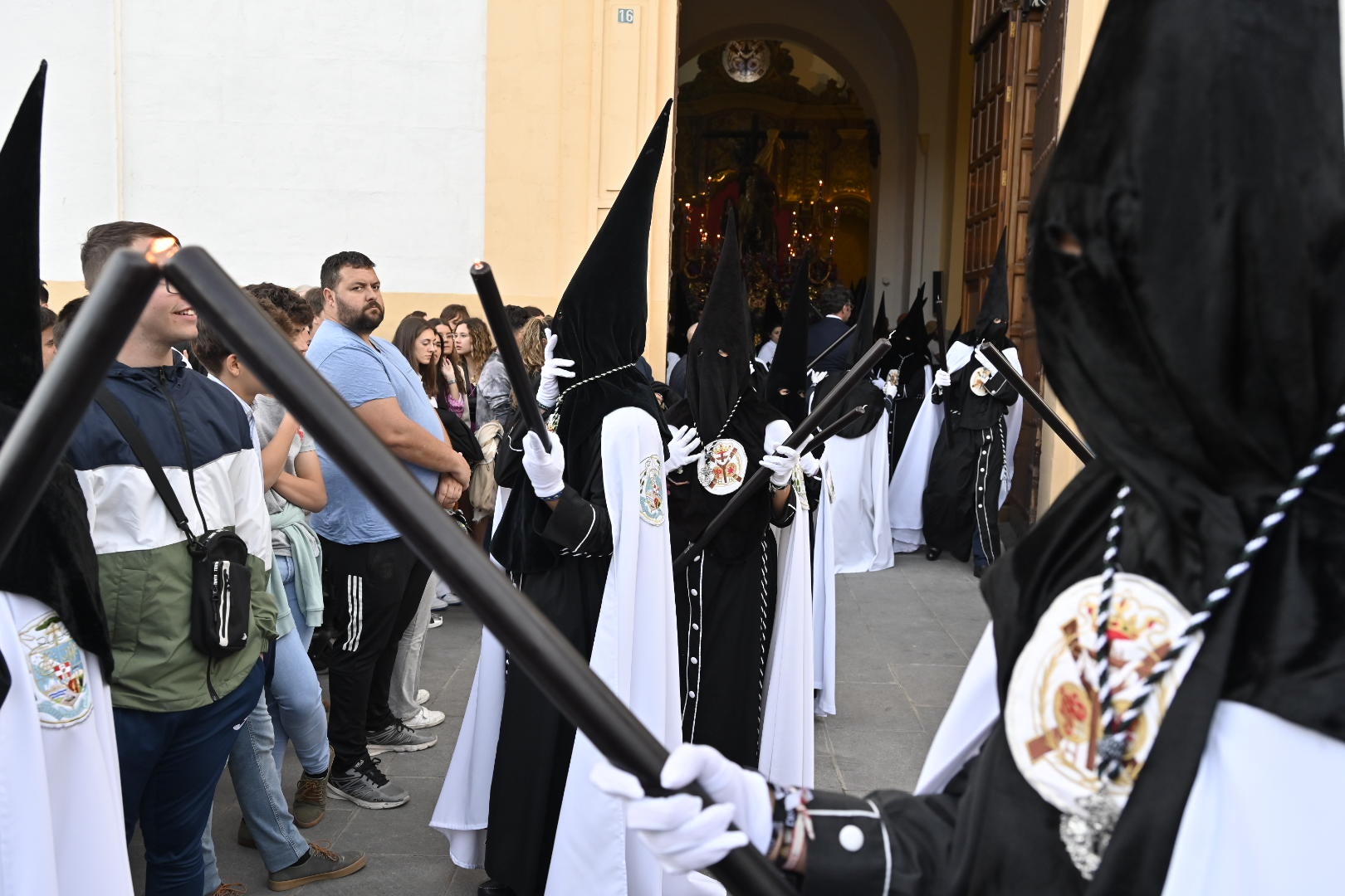 El conjunto escultórico de Castillo Lastrucci volvió a desfilar espectacular en una noche que reunió en la calle a la hermandad de San Andrés y a la de Santo Domingo