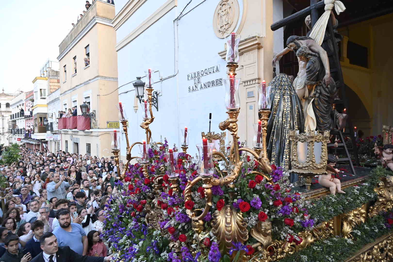 El conjunto escultórico de Castillo Lastrucci volvió a desfilar espectacular en una noche que reunió en la calle a la hermandad de San Andrés y a la de Santo Domingo