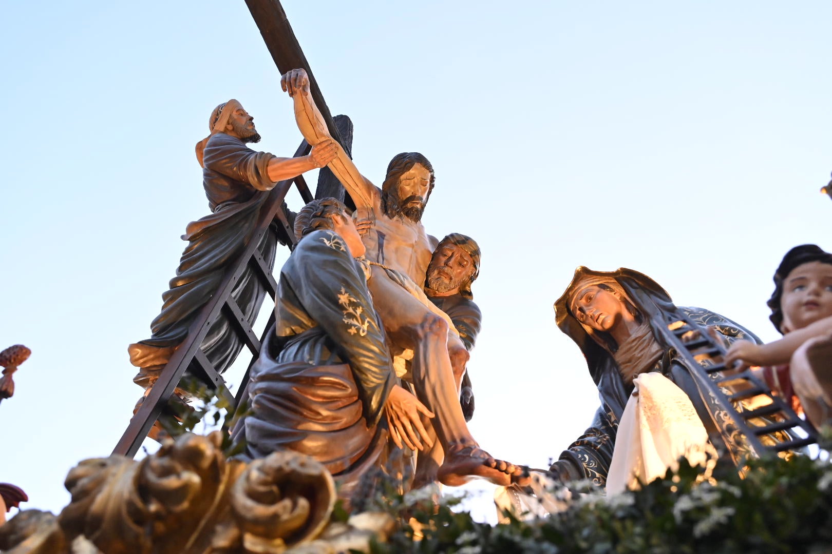 El conjunto escultórico de Castillo Lastrucci volvió a desfilar espectacular en una noche que reunió en la calle a la hermandad de San Andrés y a la de Santo Domingo