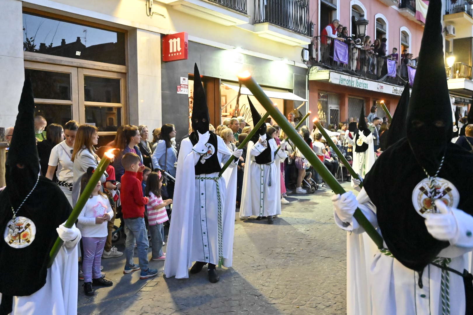 El conjunto escultórico de Castillo Lastrucci volvió a desfilar espectacular en una noche que reunió en la calle a la hermandad de San Andrés y a la de Santo Domingo
