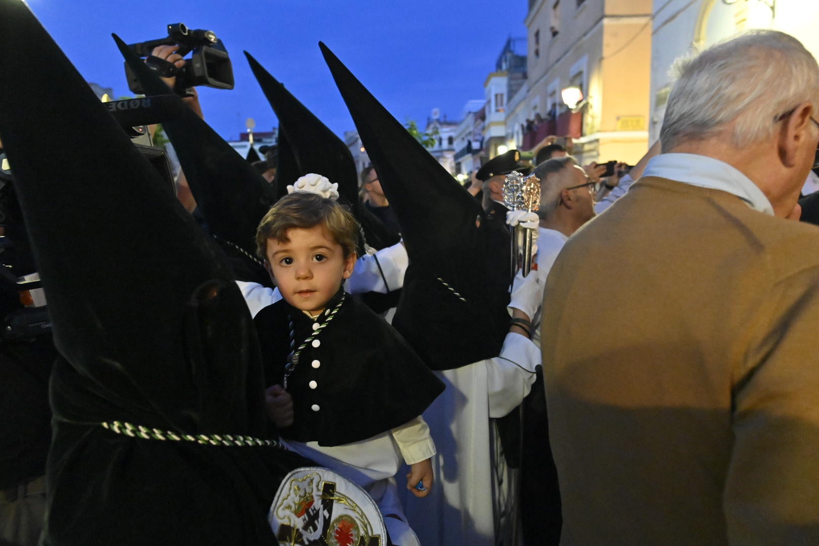 El conjunto escultórico de Castillo Lastrucci volvió a desfilar espectacular en una noche que reunió en la calle a la hermandad de San Andrés y a la de Santo Domingo