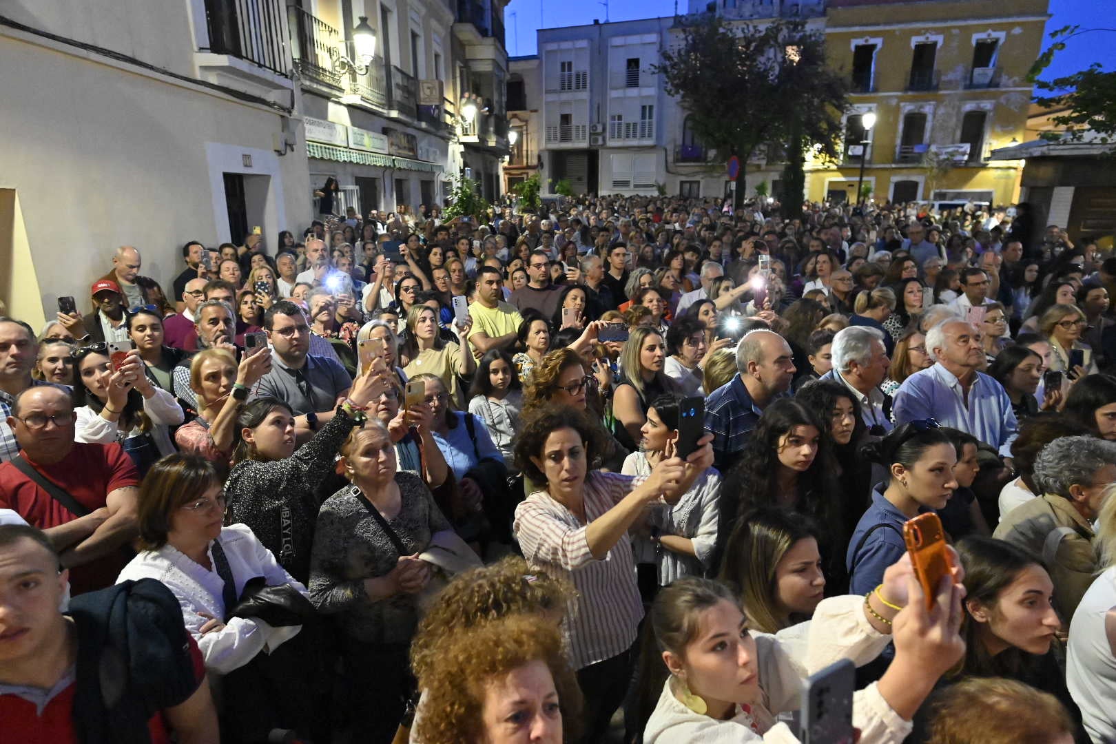El conjunto escultórico de Castillo Lastrucci volvió a desfilar espectacular en una noche que reunió en la calle a la hermandad de San Andrés y a la de Santo Domingo