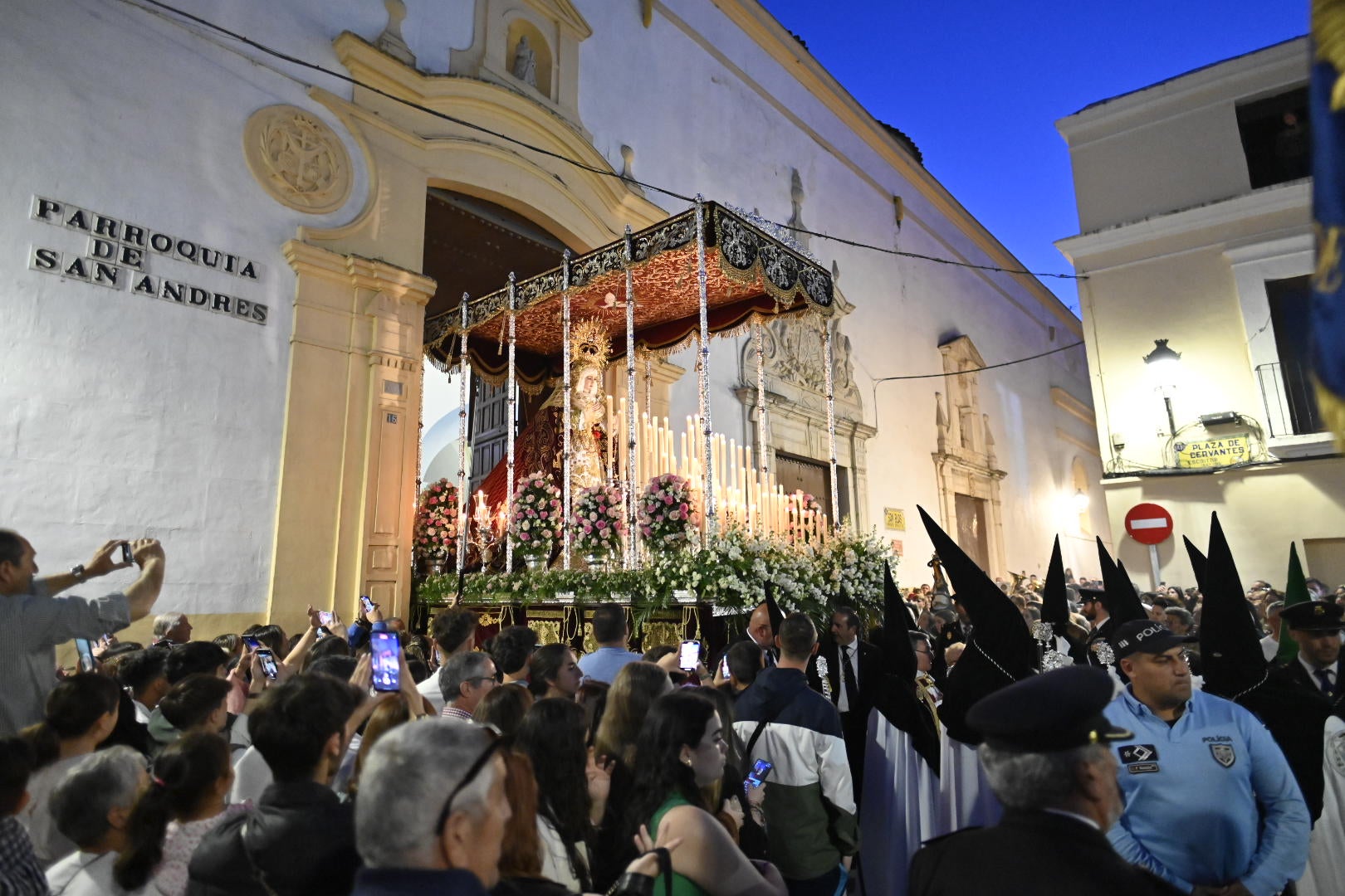 Salida de Nuestra Señora de la Esperanza desde la parroquia de San Andrés