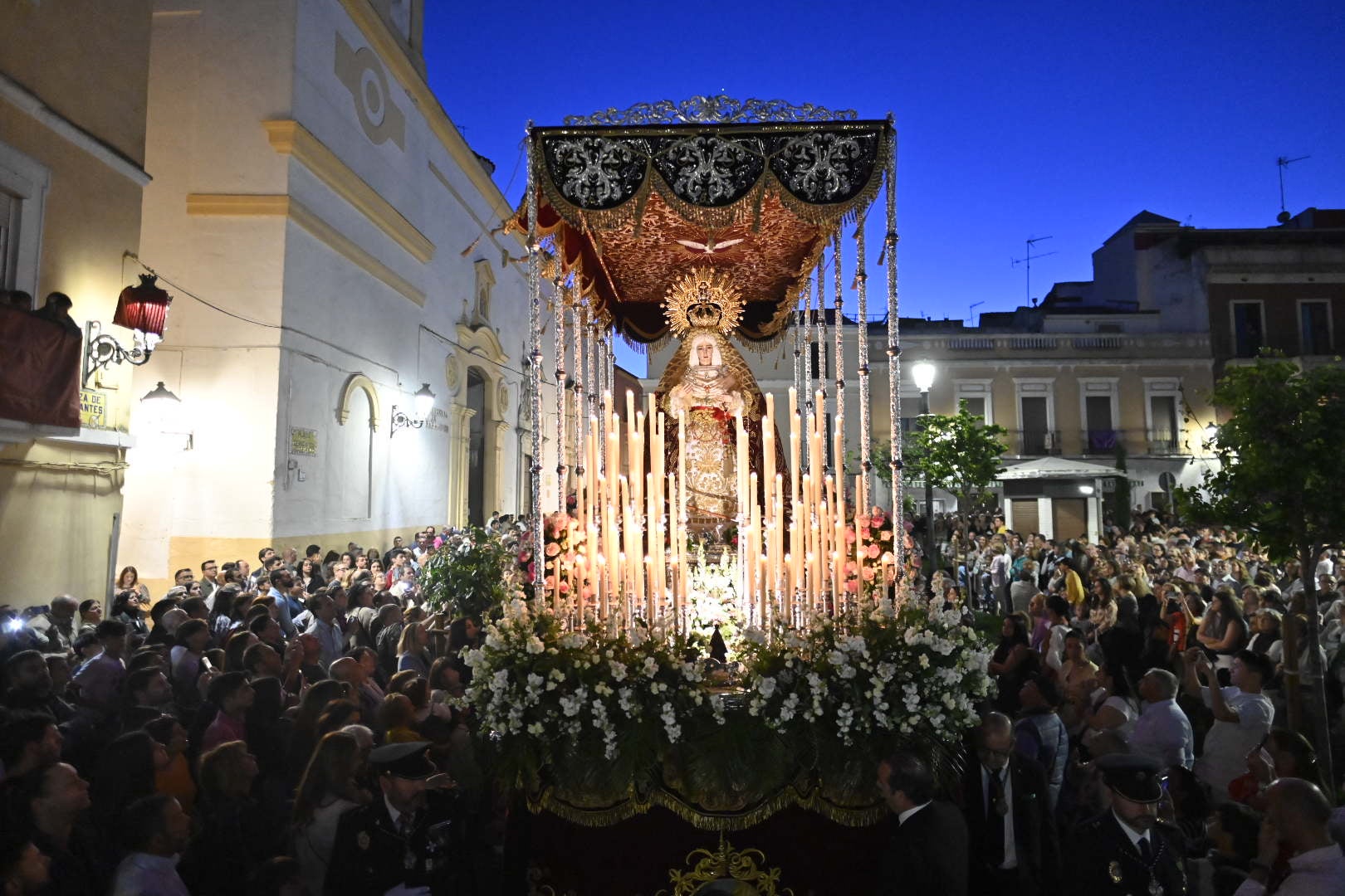 Salida de Nuestra Señora de la Esperanza desde la parroquia de San Andrés