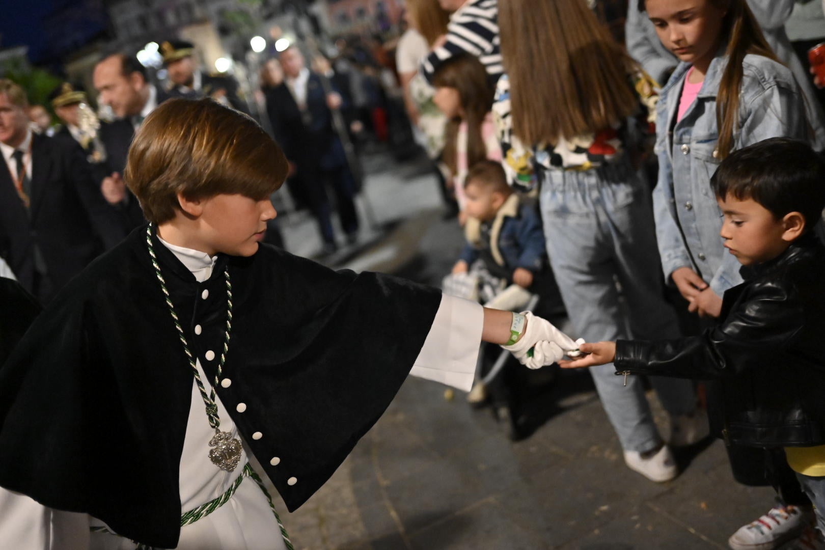 El conjunto escultórico de Castillo Lastrucci volvió a desfilar espectacular en una noche que reunió en la calle a la hermandad de San Andrés y a la de Santo Domingo