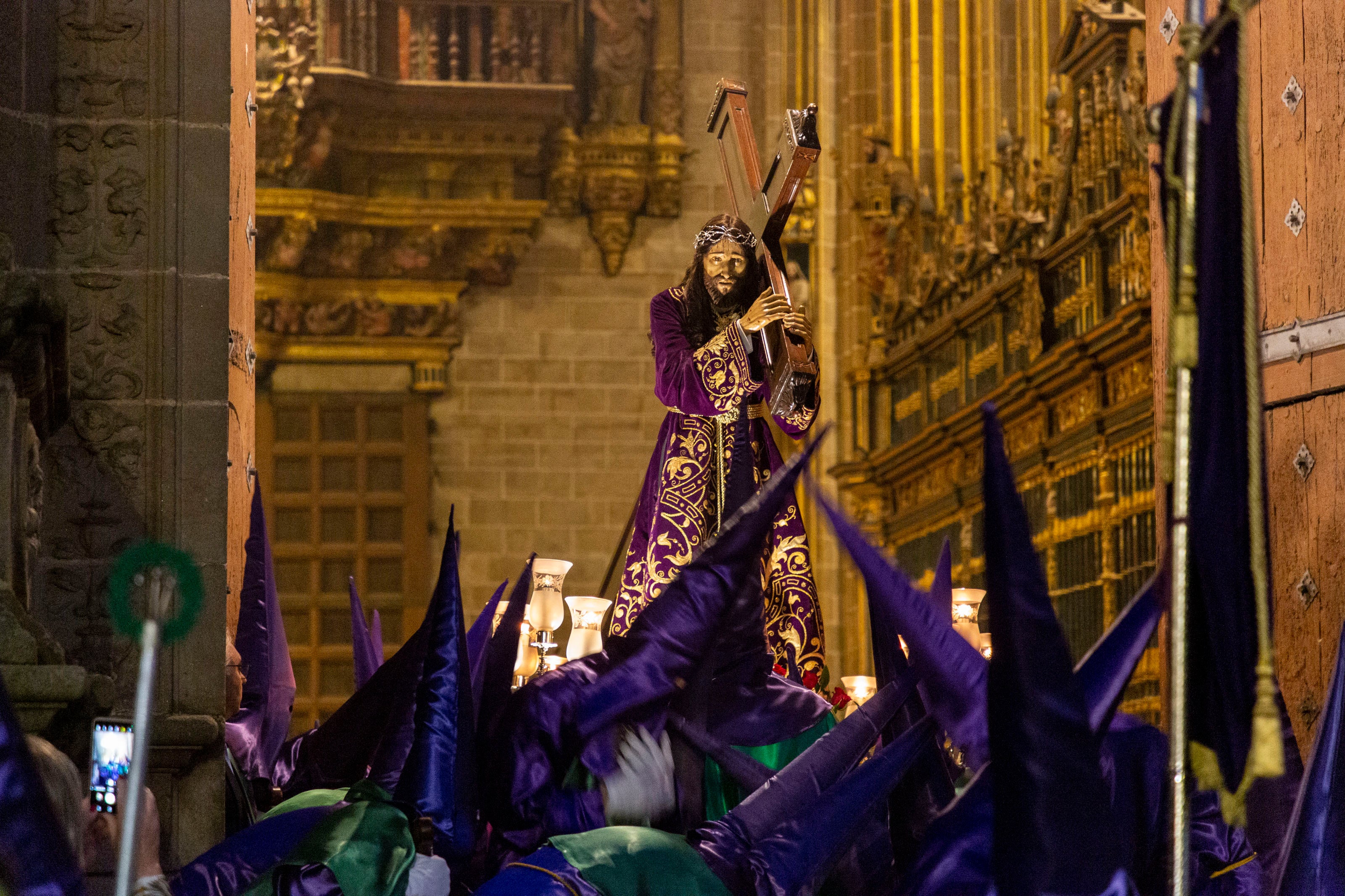 Este Miércoles Santo han sido cientos de personas las congregadas para ver la esperada y tradicional salida y hacerlo con devoción y silencio ante el Nazareno, la imagen más venerada en la ciudad junto con la patrona, la Virgen del Puerto