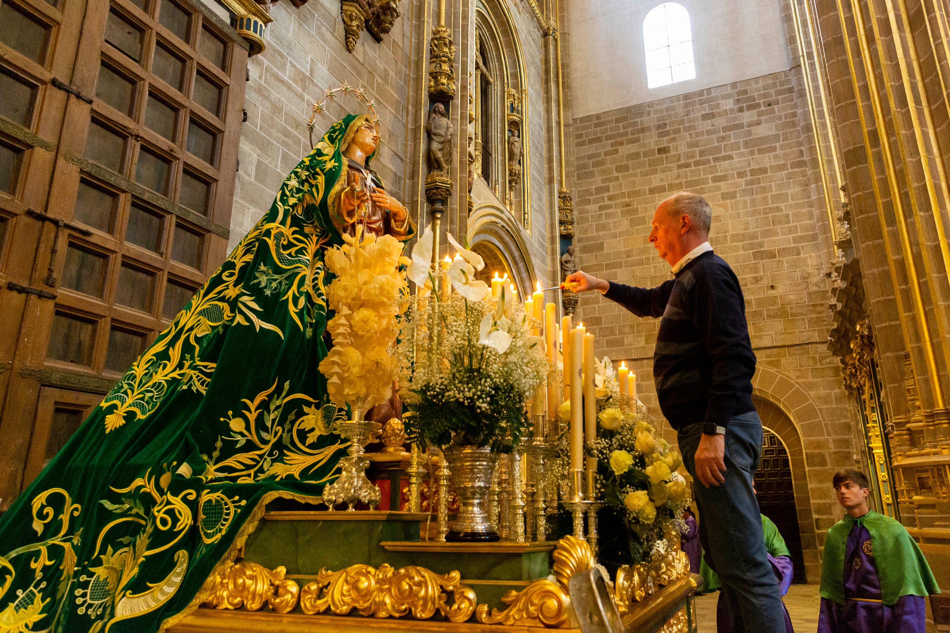 Este Miércoles Santo han sido cientos de personas las congregadas para ver la esperada y tradicional salida y hacerlo con devoción y silencio ante el Nazareno, la imagen más venerada en la ciudad junto con la patrona, la Virgen del Puerto