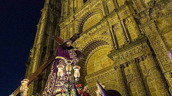 Devoción y silencio ante el Nazareno de Plasencia