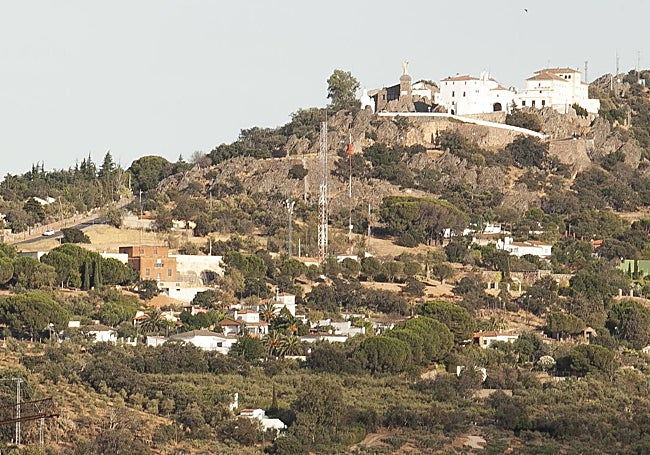 Acumulación de edificaciones en las proximidades del santuario.