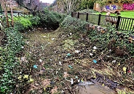 Suciedad acumulada en el cauce del Marco en una imagen del pasado diciembre.