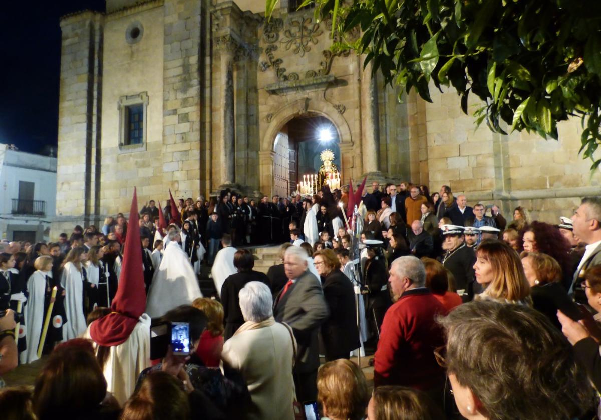 Salida de la Virgen de la Soledad.