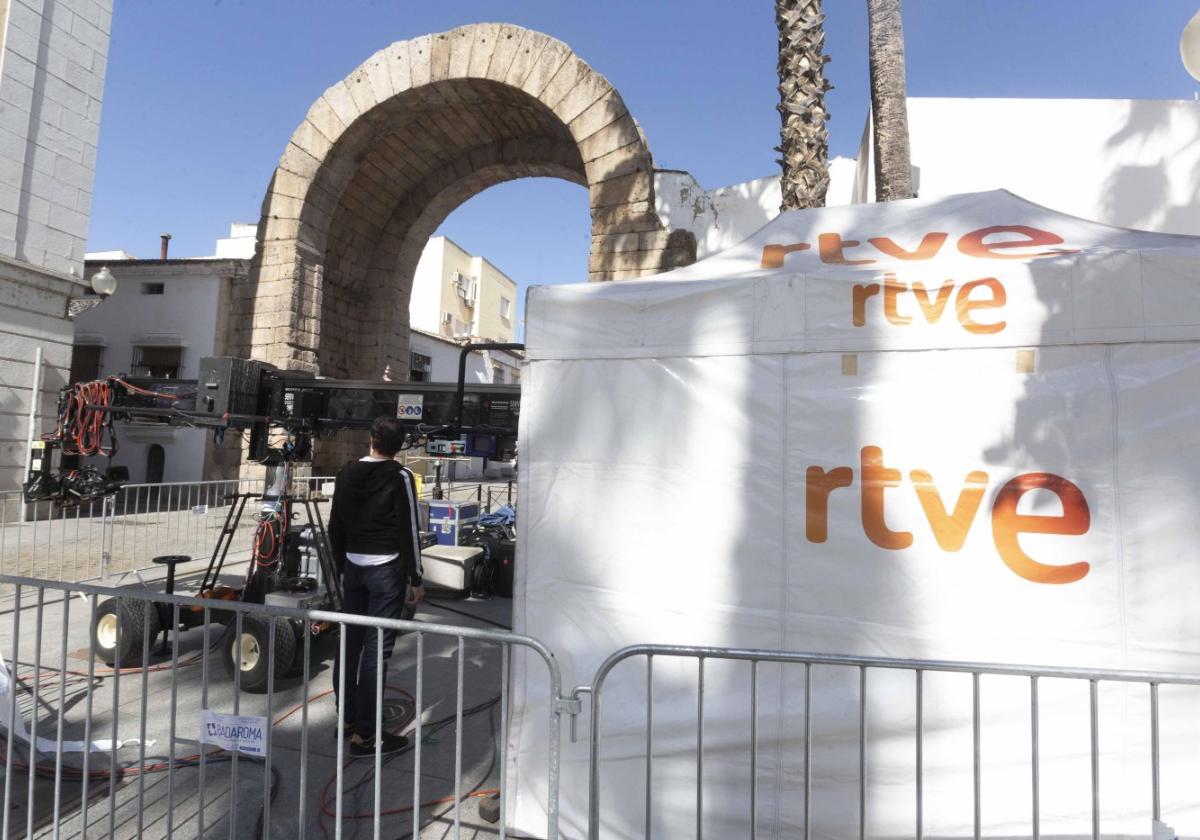 Despliegue técnico de RTVE en el Arco de Trajano.