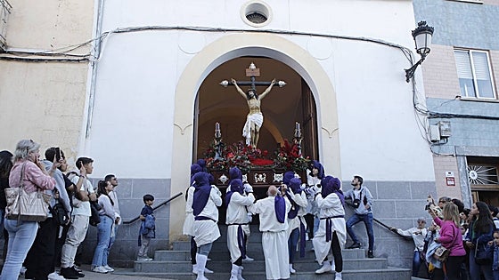 Esparto y cruces rojas en las dos procesiones vespertinas del Jueves Santo cacereño
