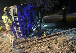 El vehículo ha quedado volcado sobre un lateral.