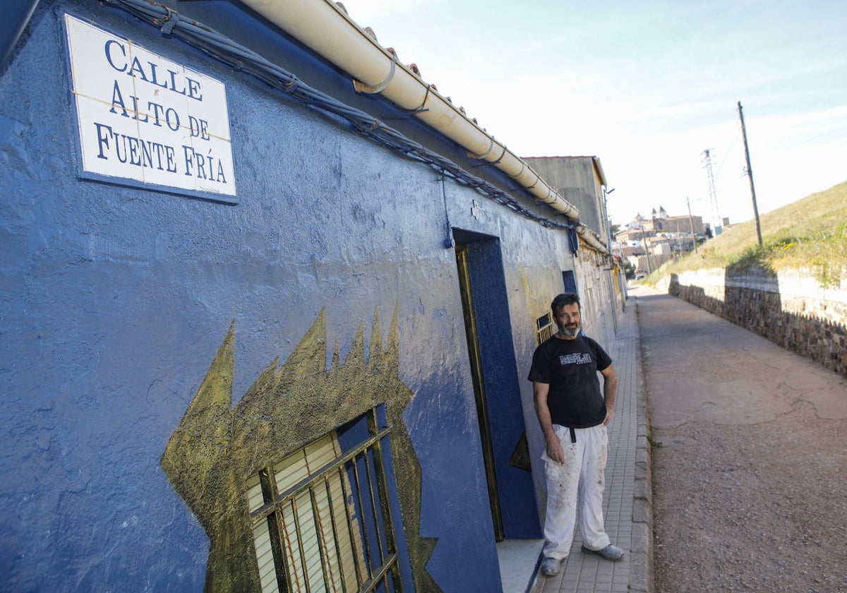 Javier Luengo ha rehabilitado en el último año el número 5 del Alto de Fuente Fría, donde vive de alquiler.