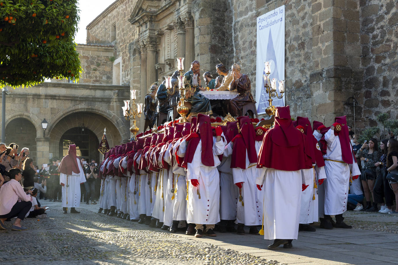 Procesiónj de la Hermandad de la Sagrada Cena en Plasencia este Jueves Santo. 