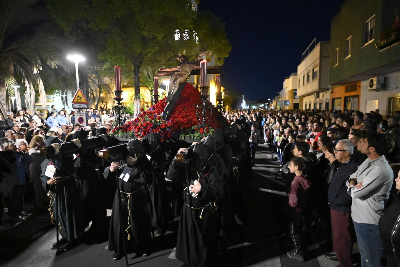 La procesión del Cristo de la Paz de Badajoz, en imágenes