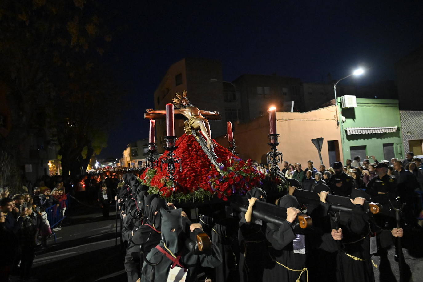 La procesión del Cristo de la Paz de Badajoz, en imágenes