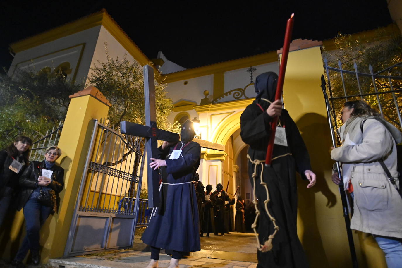 La procesión del Cristo de la Paz de Badajoz, en imágenes