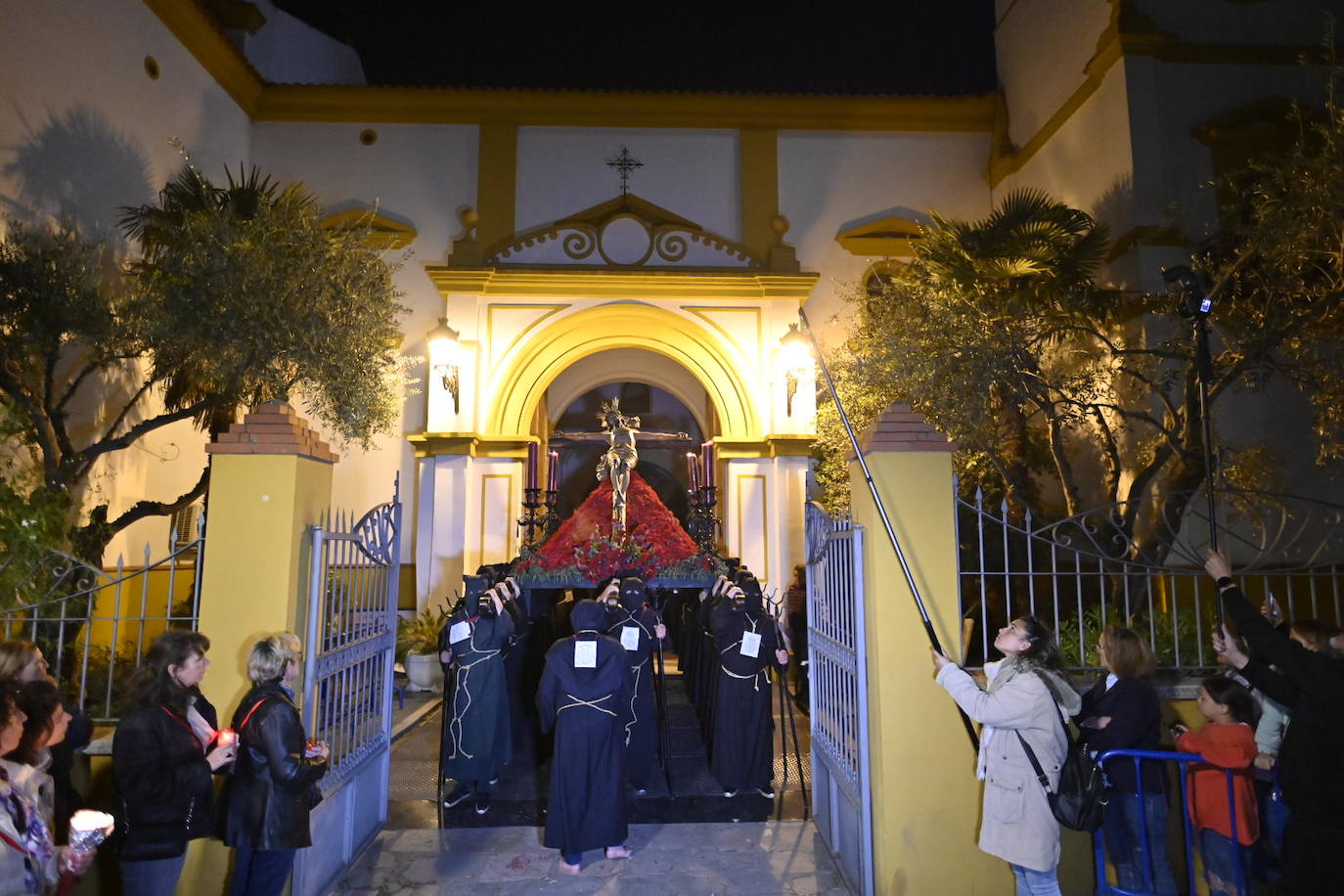 La procesión del Cristo de la Paz de Badajoz, en imágenes