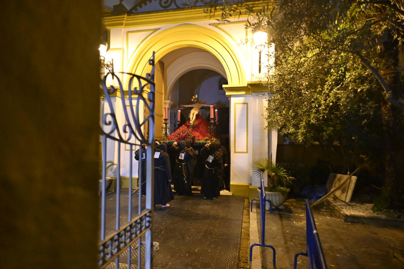 La procesión del Cristo de la Paz de Badajoz, en imágenes